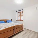 Dom wakacyjny Pr'lukcevih With 4 Bedrooms & Indoor Sauna Kanal