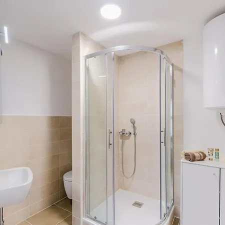 Tatil Evi Pr'lukcevih With 4 Bedrooms & Indoor Sauna