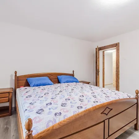 Pr'lukcevih With 4 Bedrooms & Indoor Sauna بيت للعطل Kanal