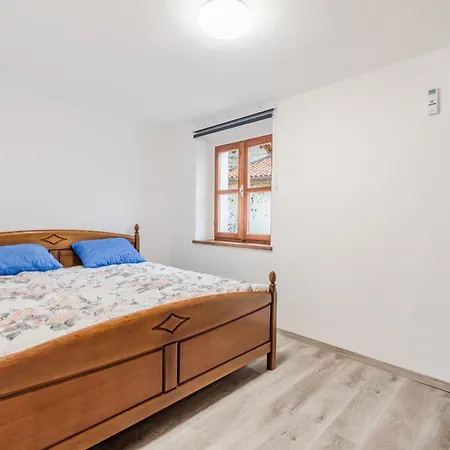 Tatil Evi Pr'lukcevih With 4 Bedrooms & Indoor Sauna Kanal