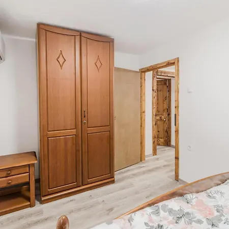 Tatil Evi Pr'lukcevih With 4 Bedrooms & Indoor Sauna *