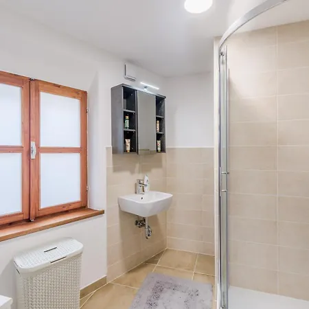 Pr'lukcevih With 4 Bedrooms & Indoor Sauna