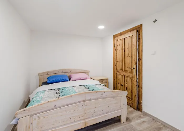 Pr'lukcevih With 4 Bedrooms & Indoor Sauna Holiday home Kanal