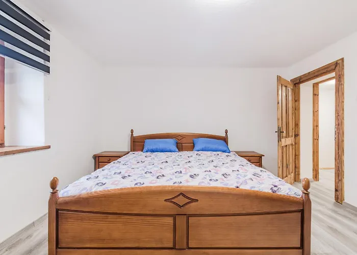 Pr'lukcevih With 4 Bedrooms & Indoor Sauna Holiday home