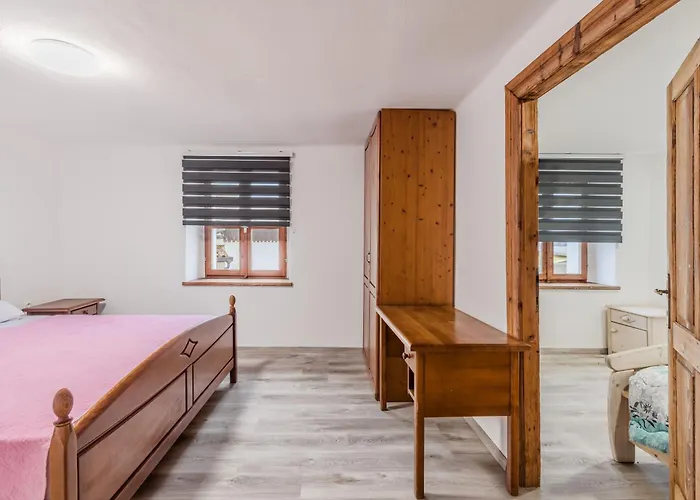 Pr'lukcevih With 4 Bedrooms & Indoor Sauna Holiday home