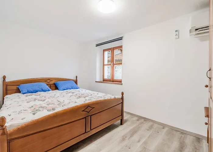 Dom wakacyjny Pr'lukcevih With 4 Bedrooms & Indoor Sauna Kanal